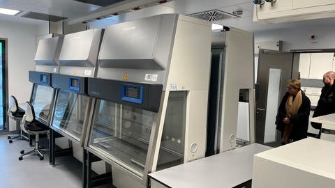 Mehrere Forschungsgeräte stehen im neuen Sicherheitslabor an der Universität Ulm. Forschungsstationen im neuen Hochsicherheitslabor. In ihnen soll an gefährlichen und potentiell tödlichen Krankeheitserregern wie SARS-CoV-2 geforscht werden.