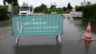 Der Wohnmobil-Stellplatz beim Donaubad der Städte UlmNeu-Ulm ist derzeit gesperrt. Beim Bad in unmittelbarer Nähe zur Donau laufen ebenfalls Maßnahmen für den Hochwasserschutz.