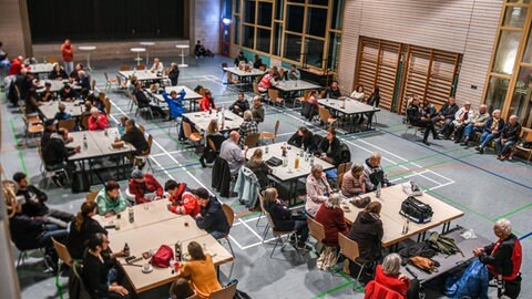 Menschen in einer Turnhalle: In Täferrot wurden Evakuierte in einer Notunterkunft untergebracht. Es wird befürchtet, ein Hochwasser entlang der Lein erwartet. Auch andere Kommunen entlang des Flusses bereiteten sich vor.