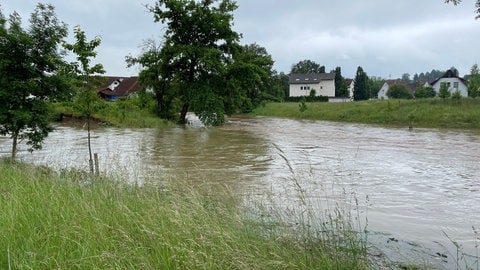 In Abtsgmünd treffen sich Lein und Kocher. Weil die Lein mehr Wasser mitführt, steigt der Gesamtpegel hier insgesamt an.