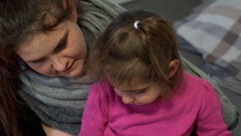 Yvonne und ihre Tochter auf dem Bett beim lesen. Eine Gute-Nacht-Geschichte zum einschlafen: Yvonne kümmert sich liebevoll um ihre Tochter. Sie liest ihrem Kind auch des öfteren etwas vor.