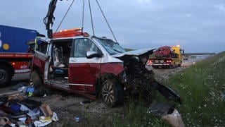 Zwei bei einem Unfall komplett zerstörte Fahrzeuge werden auf Abschleppwagen gehievt und abtransportiert. Nach einem Reifenplatzer auf der A8 auf Höhe Dornstadt-Temmenhausen sind Montagabend zwei Männer schwer verletzt worden. Ein Campingbus und ein Auto überschlugen sich. An den Wagen entstand Totalschaden.