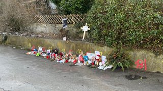 Kerzen und Blumen am Tatort in Illerkirchberg: Der 27-jährige tatverdächtige Mann aus Eritrea steht wegen der tödlichen Messerattacke ab Juni in einem Mordprozess vor dem Landgericht Ulm. (Archivbild)