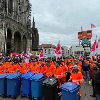Große Protestinszenierung auf dem Ulmer Münsterplatz: Mit Mülltonnen, Hupen, Kreissägen haben die Streikenden auf sich aufmerksam gemacht - aber auch durch die schiere Masse an Menschen.