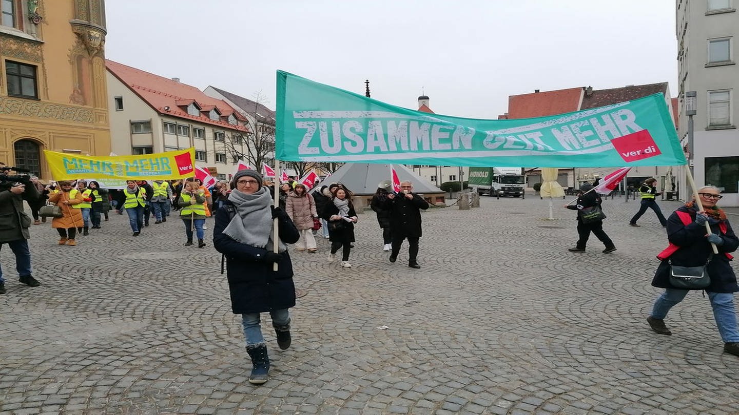 Ein Demonstrationszug mit Plakaten - Verd.i-Warnstreik: Beschäftigte städtischer Kindertagesstätten ziehen am Mittwoch in einem Demonstrationszug durch die Innenstadt von Ulm.