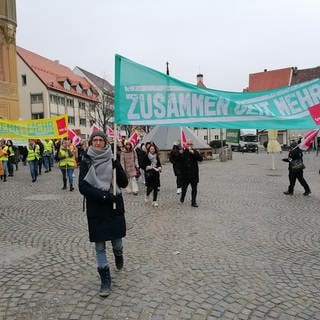 Ein Demonstrationszug mit Plakaten - Verd.i-Warnstreik: Beschäftigte städtischer Kindertagesstätten ziehen am Mittwoch in einem Demonstrationszug durch die Innenstadt von Ulm. 