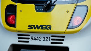 Die Vorderfront  eines gelben Triebwagens der Betreibergesellschaft  SWEG. Die Gewerkschaft ver.di ruft Beschäftigte der Südwestdeutschen Landesverkehrs GmbH, SWEG, am Mittwoch erneut zu einem Warnstreik auf.