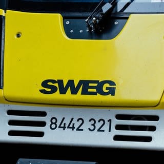 Die Vorderfront  eines gelben Triebwagens der Betreibergesellschaft  SWEG. Die Gewerkschaft ver.di ruft Beschäftigte der Südwestdeutschen Landesverkehrs GmbH, SWEG, am Mittwoch erneut zu einem Warnstreik auf.