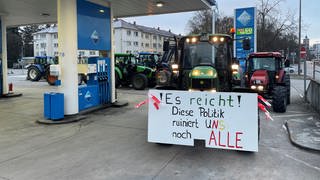 Kaffeepause an der Tankstelle am Tag zwei der Bauernproteste in Ulm.