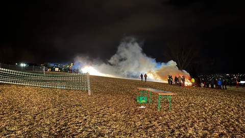 Das Ende des ersten Tages: Die Bauernproteste in Aalen gingen mit einem Mahnfeuer nahe der Limesthermen zu Ende.