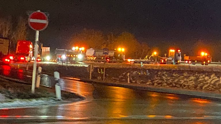 Zahlreiche Traktoren auch bei den Bauernprotesten auf der B30 bei Warthausen, Kreis Biberach.