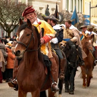 Stolzes Pferd und stolzer Reiter. Ein Reiter beim Umzug durch die Ellwanger Innenstadt beim Kalten Markt im Januar 2024.