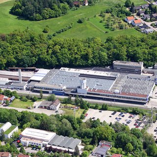 Luftbild des Firmensitzes der VARTA AG in Ellwangen im Ostalbkreis. Auch am Stammsitz des Batterieherstellers VARTA in Ellwangen sollen Stellen abgebaut werden. 