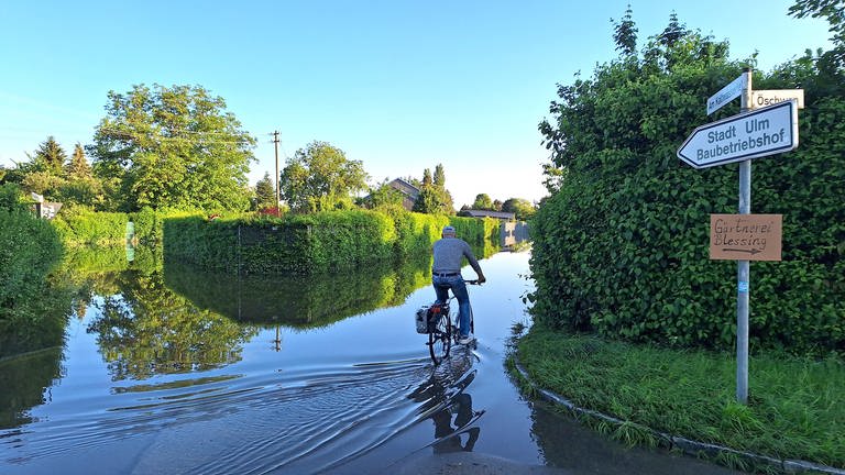 Hochwasser beim Donaubad in Neu-Ulm: Auch Straßen und Wege immer noch geflutet