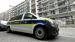 Ein Fahrzeug des Zolls parkt vor einem eingerüsteten Haus. Das Hauptzollamt  Ulm kontrollierte auch Baustellen in Ulm, 90 Ermittlier waren im Einsatz.