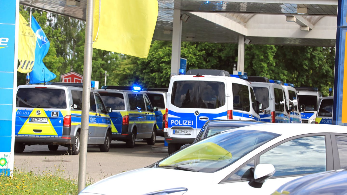 Großeinsatz der Polizei in Weissenhorn im Landkreis Neu-Ulm: Suche nach bewaffneter Person