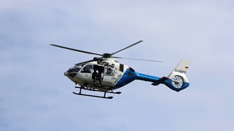 Ein Polizeihubschrauber im Einsatz über Weißenhorn im Landkreis Neu-Ulm. 