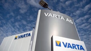 Das Logo des Batterieherstellers VARTA an einem Firmengebäude. Der Batteriehersteller VARTA mit Sitz in Ellwangen hat im Jahr 2022 rote Zahlen geschrieben. 2023 streicht der Konzern 390 Stellen.
