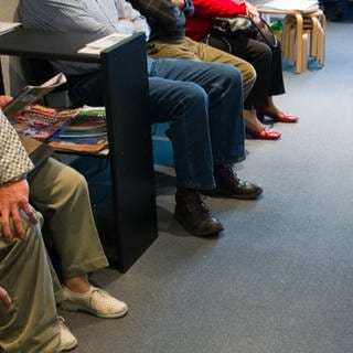 Viele Patienten sitzen in einem Wartezimmer eines Arztes thema diskussion sprechstunden spahn
