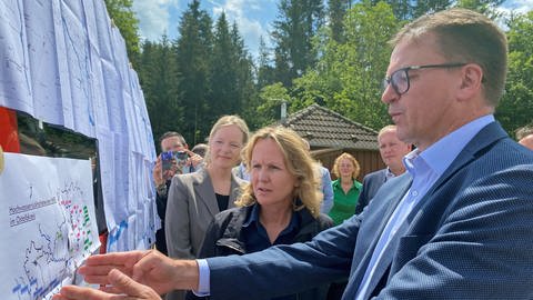 Ministerinnen Steffi Lemke und Thekla Walker zu Besuch in Täferrot und informieren sich über Hochwasserschutz im Ostalbkreis