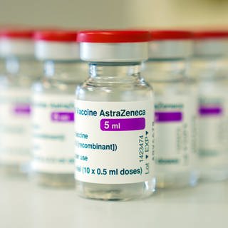 Ampullen mit dem Corona-Impfstoffs des Herstellers Astrazeneca