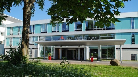 Der Eingangsbereich des Stauferklinikums in Mutlangen.