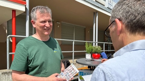 Matthias Rausch von der Klimaliste Ulm im Gespräch. Er macht auf dem Wochenmarkt auf seine Wählervereinigung aufmerksam, die bei der kommenden Kommunahlwahl das erste mal antritt. 