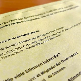 Ein gelber Wahlbogen für die Kommunalwahl in Ulm. Der Fokus ist auf die Parteien und Wählervereinigungen beziehungsweise eigene Listen gerichtet. 