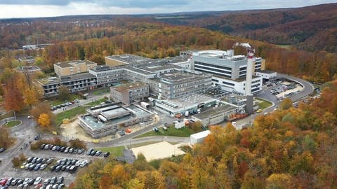 Das Klinikum Heidenheim umrahmt von herbstlichem Wald