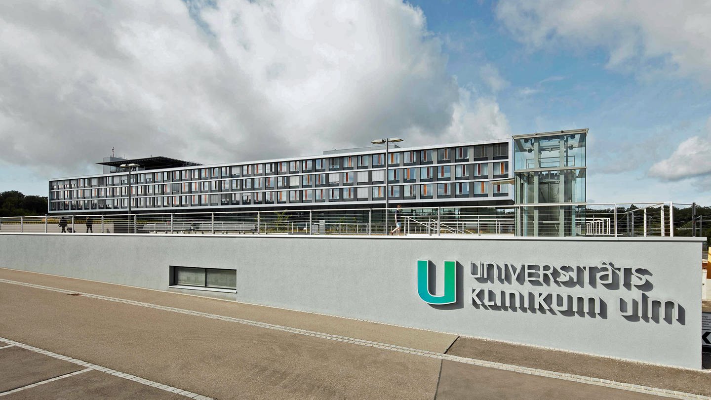 Gebäude Universitätsklinikum Ulm, neue Studie zur psychologischen Unterstützung auf Intensiv-Stationen.