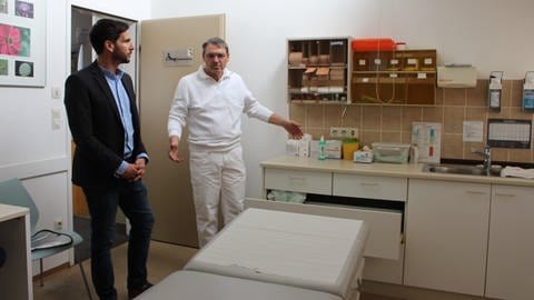 Bürgermeister Danyel Atalay (links) und Hausarzt Berthold Hirsch (rechts) suchen händeringend nach einem neuen Hausarzt in Kirchheim am Ries (Ostalbkreis)