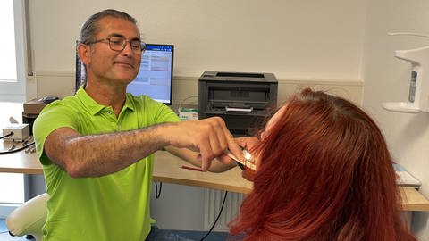 Hausarzt Ahmet Gönen untersucht eine Patientin in der neuen Praxis in Abtsgmünd im Ostalbkreis.