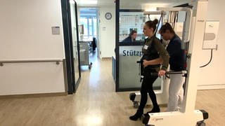 Der Geh-Roboter vom RKU in Ulm entlastet die Erkrankten, aber hilft auch dem Personal.