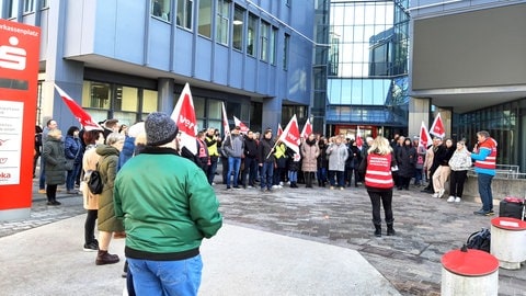 Tarifverhandlungen im Öffentlichen Dienst: Kundgebung vor Kreissparkasse Ostalb