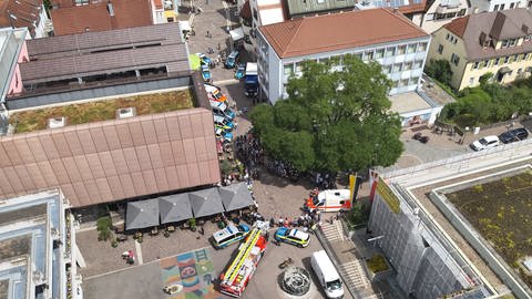 Einsatzkräfte schweigen für getöteten Kollegen.200 Einsatzkräfte von Polizei, Feuerwehr und Rettungsdienst beteiligten sich am Freitag in Aalen an der landesweiten Schweigeminute für ihren in Mannheim im Dienst getöteten Kollegen.