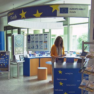 Ein Service-Center mit Informationsmaterial über Europa. Der Europoint im Landratsamt des Ostalbkreises in Aalen. Die Europabeauftragte des Kreises, Andrea Hahn, kontrolliert die Vollständigkeit der zur EU und Europa ausgelegten Broschüren.