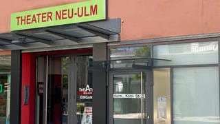 Der Eingang zum Theater Neu-Ulm in der Hermann-Köhl-Straße. Trotz Förderungen von Stadt und Land kämpft die kleine Bühne ums Überleben. Das Problem: hohe Kosten und knappe Mittel.