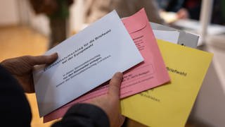 Wahlumschläge werden in eine Urne getan: Zuletzt wurden auch die Stimmzettel im Ostalbkreis ausgezählt und die Ergebnisse bekannt gegeben (Symbolfoto).
