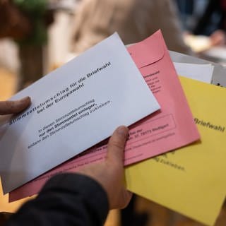 Wahlumschläge werden in eine Urne getan: Zuletzt wurden auch die Stimmzettel im Ostalbkreis ausgezählt und die Ergebnisse bekannt gegeben (Symbolfoto).
