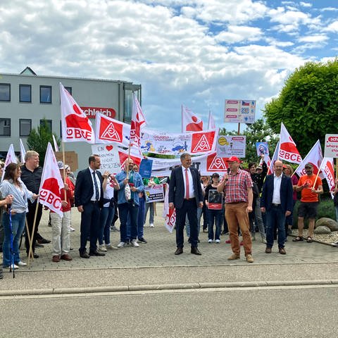 100 Beschäftigte des Spielzeugherstellers Schleich haben mit Unterstützung von OB Richard Arnold an einer Solidaritätskundgebung in Schwäbisch Gmünd teilgenommen. 