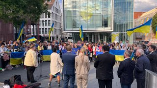Rund 100 Menschen haben in Ulm an der 100. Mahnwache "Solidarität mit der Ukraine" teilgenommen. 