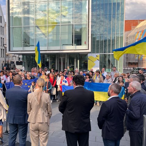 Rund 100 Menschen haben in Ulm an der 100. Mahnwache "Solidarität mit der Ukraine" teilgenommen. 