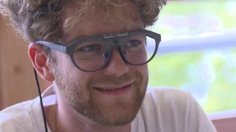Ein Proband des Projekts "Blicke verstehen" trägt eine schwarze Eye-Tracking-Brille. 