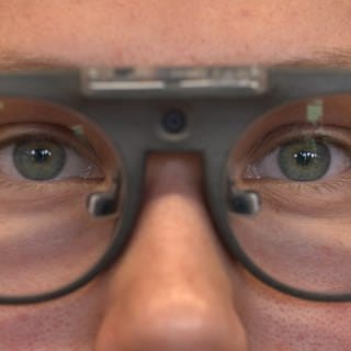 Ein Proband des Projekts "Blicke verstehen" der Uni Ulm trägt eine Eye-Tracking-Brille. 
