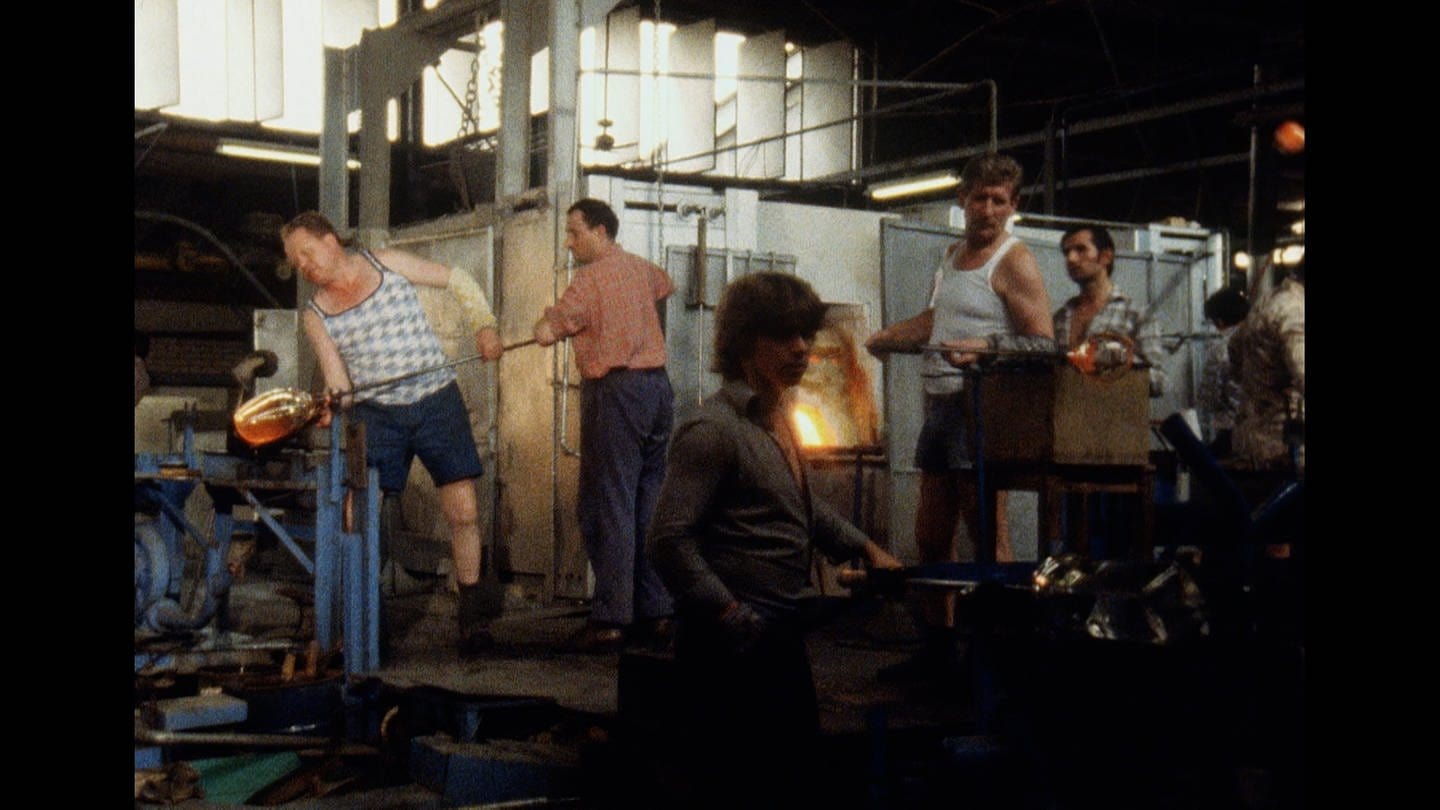 Glasmacher bei der Arbeit in den Glashütten von Schwäbisch Gmünd um 1980.