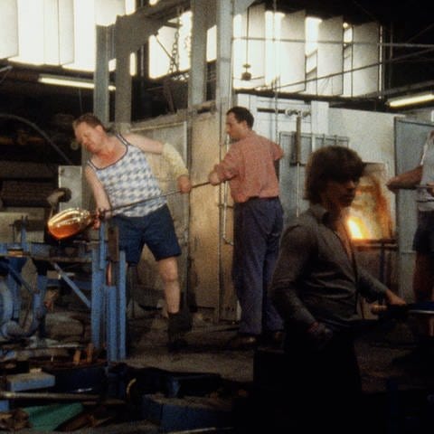 Glasmacher bei der Arbeit in den Glashütten von Schwäbisch Gmünd um 1980. 