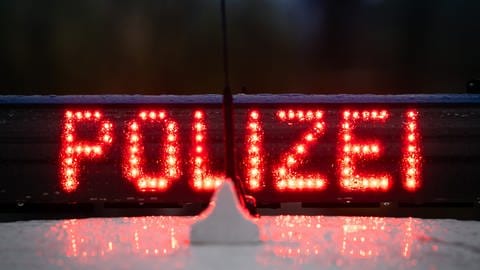 Rotleuchtender Schriftzug "Polizei"