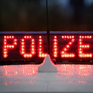 Rotleuchtender Schriftzug "Polizei"