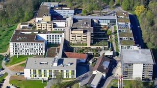 Luftaufnahme des Ostalbklinikums in Aalen. Mehrere Abteilungen wandern bis zur Fertigstellung der neuen Zentralklinik in Essingen dort hin ab.