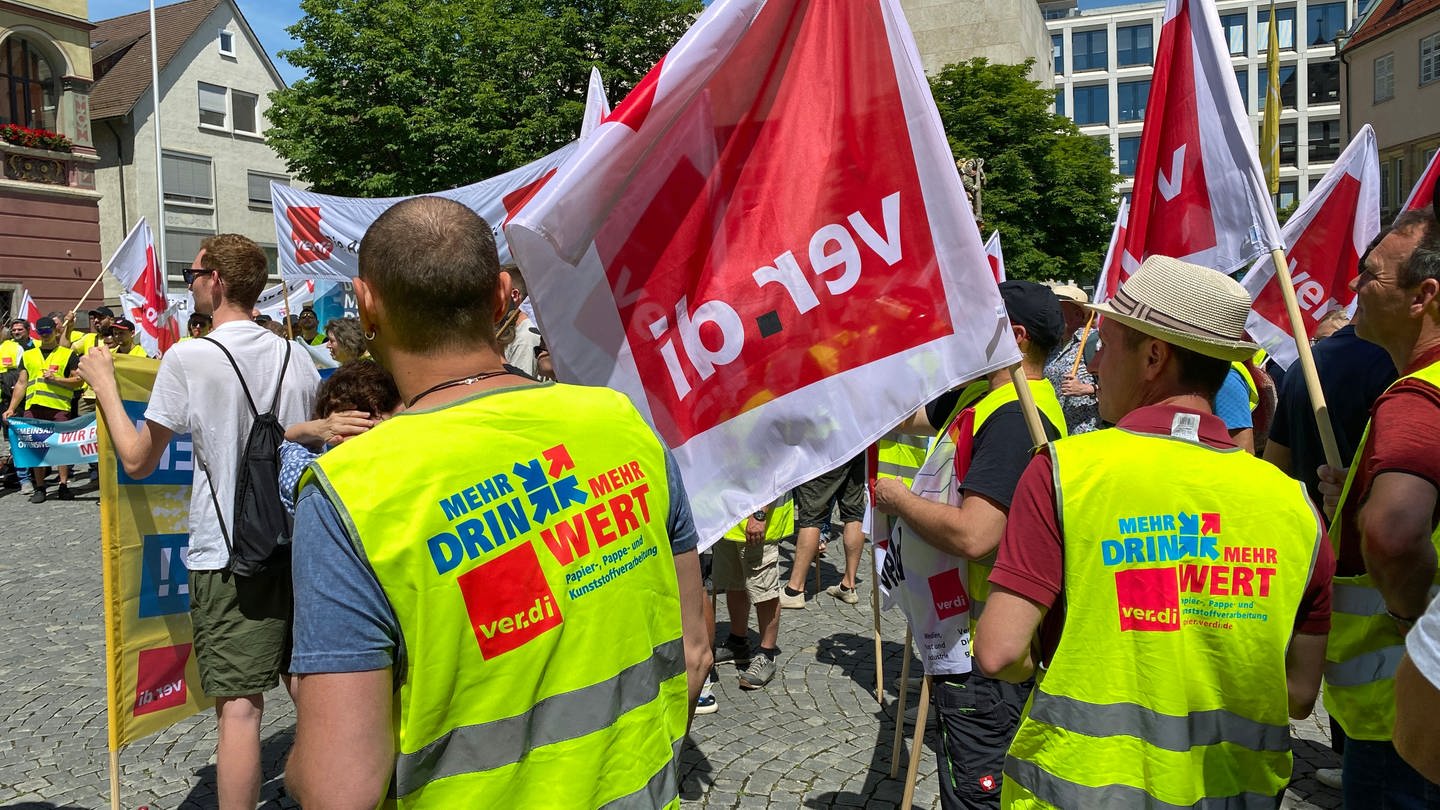 Beschäftigte der Druckindustrie demonstrieren auf dem Weinhof in Ulm für mehr Lohn, Ver.di hat in Baden-Württemberg und Bayern zu Kundgebungen aufgerufen.